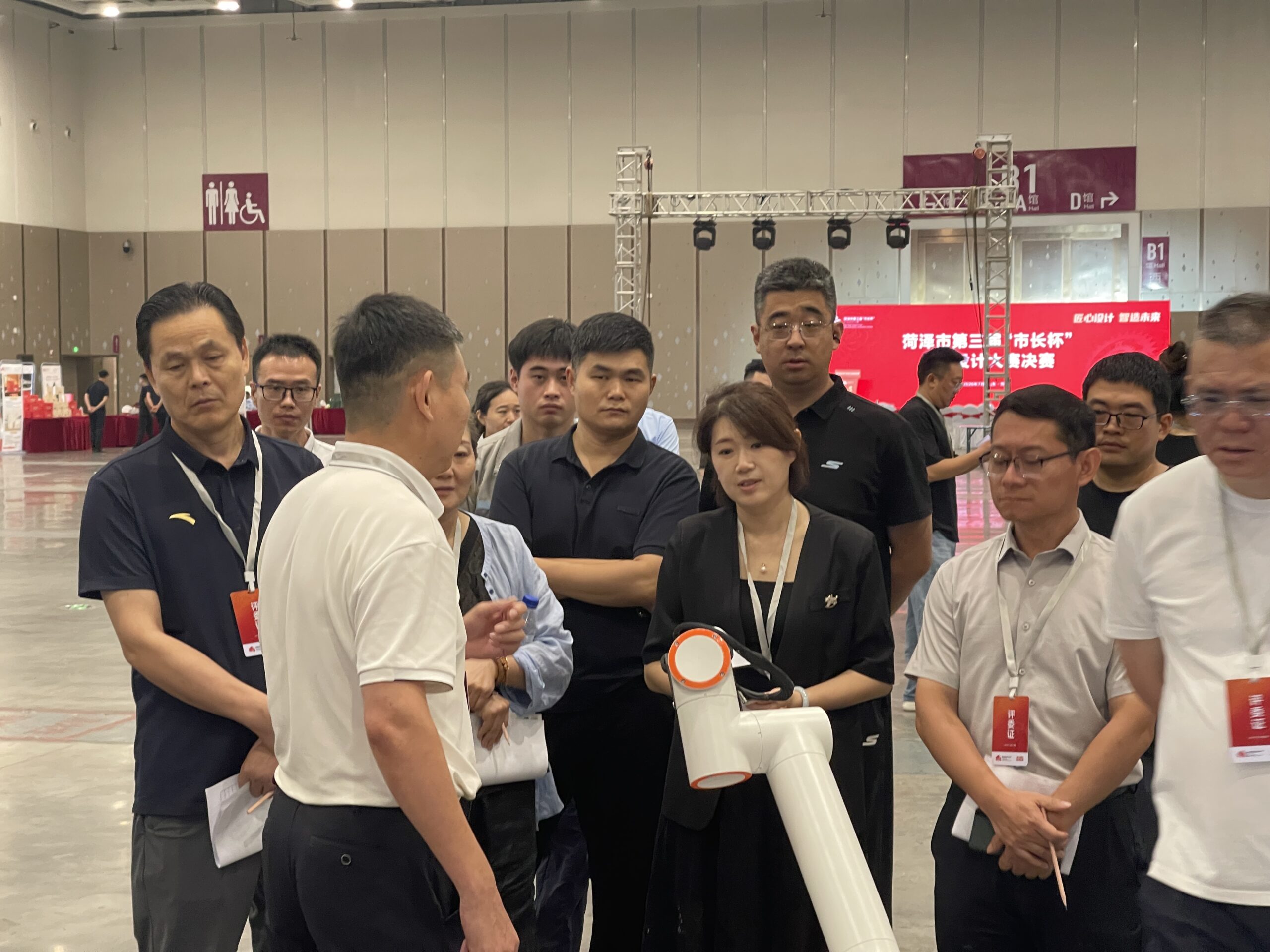 GM Mr.Xu introduce SDQKZN intelligent harvesting robot to competition expert judges on site